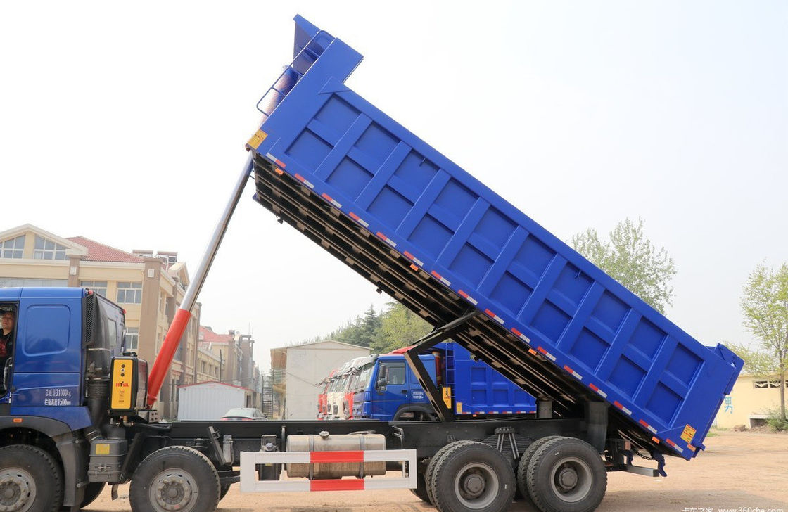 Gebruikte HOWO 440 pk 8X4 dumptruck met een laadvermogen van 30 ton en een vrachttank van 7,6x2,35x1,5 m