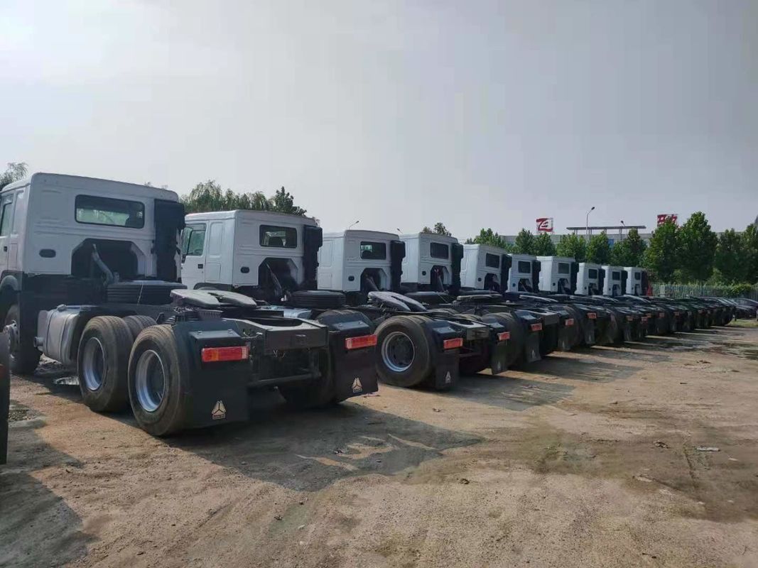 300Ltr brandstoftank Sinotruk Howo 6x4 vierwielaandrijving trekker vrachtwagen voor het voordeel