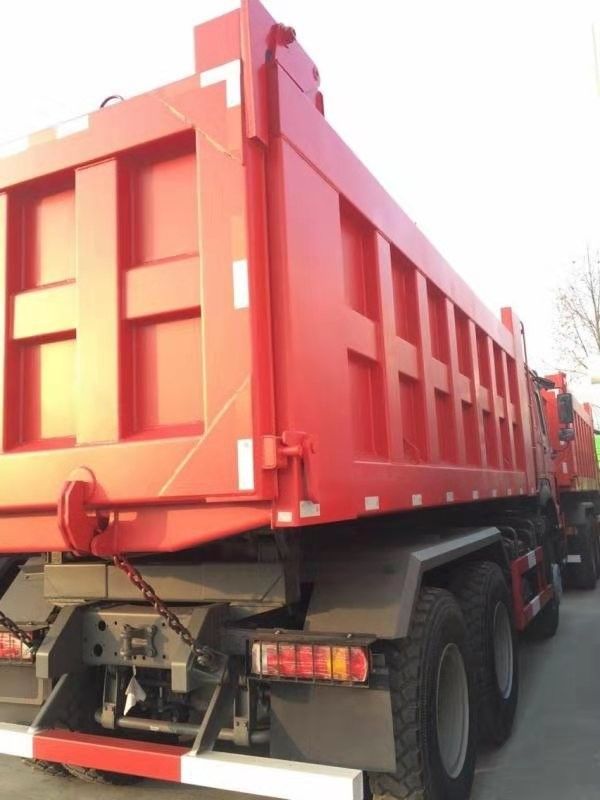HOWO 6x4 371 pk 30 ton Red Tipper Truck Dump Truck met WEICHAI motor en 3 passagiers