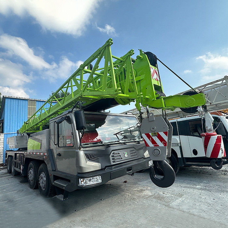 Telescopische rechte boemkraan 50 ton 55 ton ZTC550 Gebruikte vrachtwagenkraan met laag gewicht