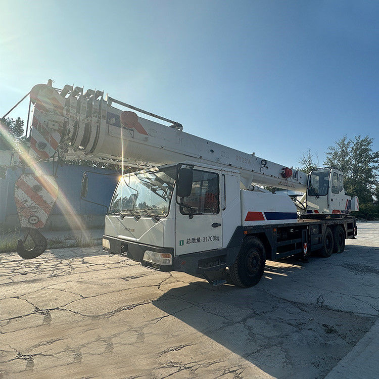25 ton Zoomlion-bouwkraan met witte kleur en hydraulische cilinder