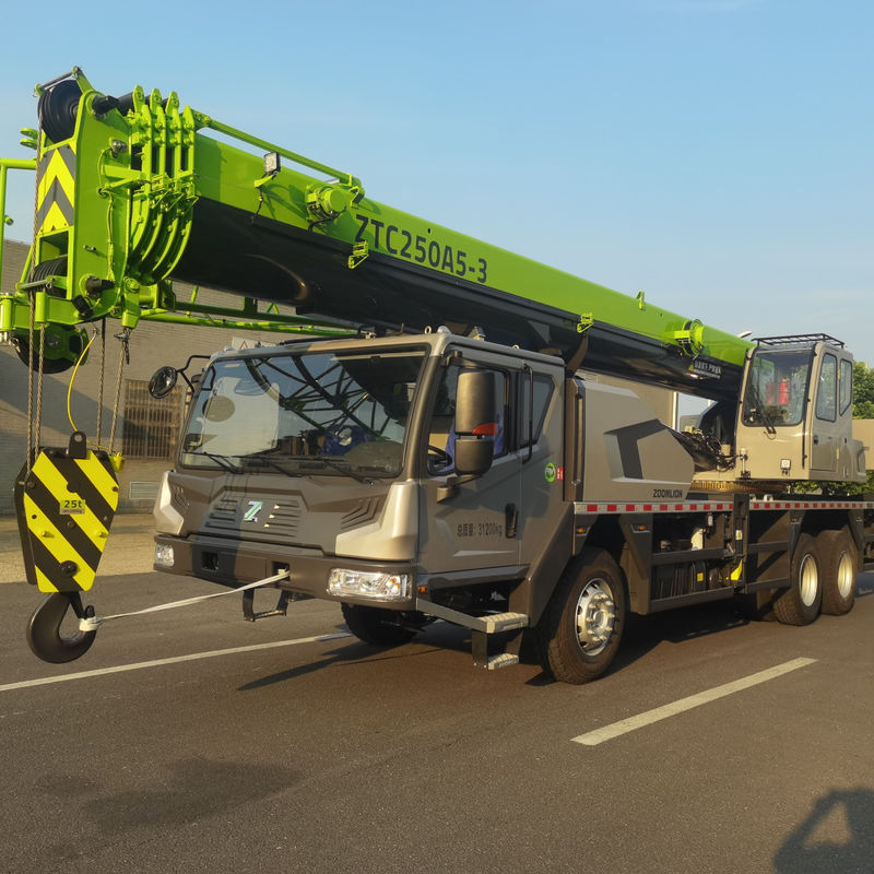25 ton gebruikte vrachtwagenkraan Zoomlion heftoestellen voor en hefvermogen van 25000 kg