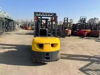 Gebruikte Komatsu FD30 3 ton diesel vorkheftruck in Japan met 4D94LE motormodel