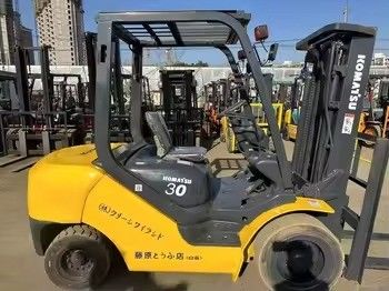 Gebruikte Komatsu FD30 3 ton diesel vorkheftruck in Japan met 4D94LE motormodel