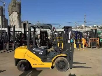 Gebruikte Komatsu FD30 3 ton diesel vorkheftruck in Japan met 4D94LE motormodel