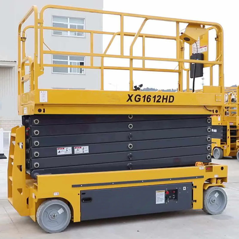 Vierwielaandrijving 12m Hydraulisch mobiele elektrische schaar Liftplatform Elektrische motor