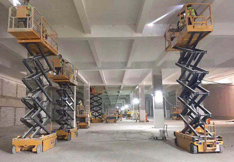 Vierwielaandrijving 12m Hydraulisch mobiele elektrische schaar Liftplatform Elektrische motor
