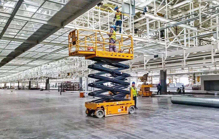 Vierwielaandrijving 12m Hydraulisch mobiele elektrische schaar Liftplatform Elektrische motor