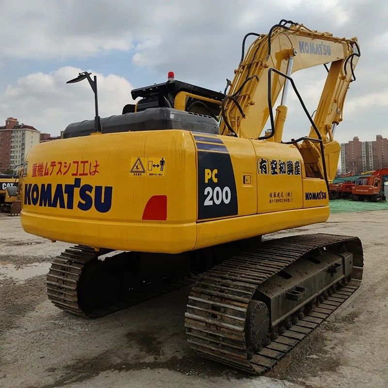 Tweedehands Komatsu PC200-8 graafmachine in originele kleur met hydraulische cilinder