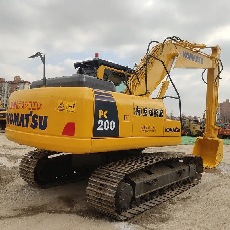 Tweedehands Komatsu PC200-8 graafmachine in originele kleur met hydraulische cilinder