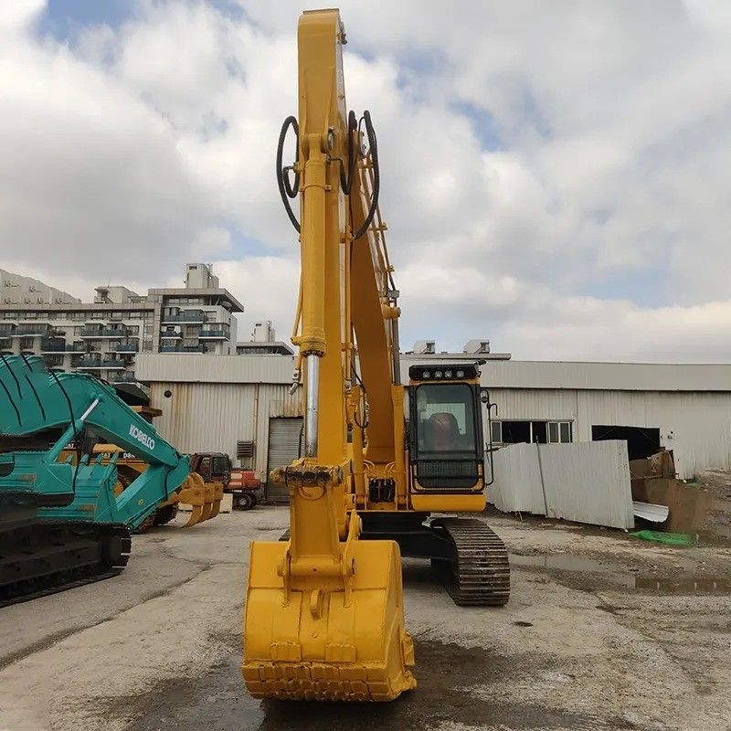 Tweedehands Komatsu PC200-8 graafmachine in originele kleur met hydraulische cilinder