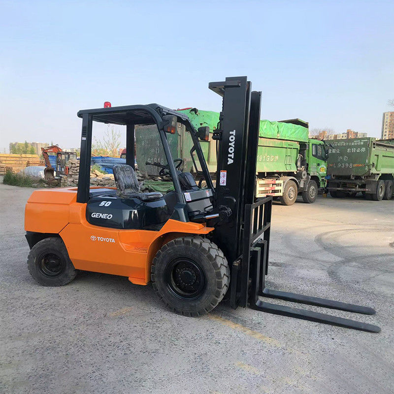 Gebruikte 5 ton diesel vorkheftruck met automatische transmissie vierwielaandrijving en vorkbreedte 125