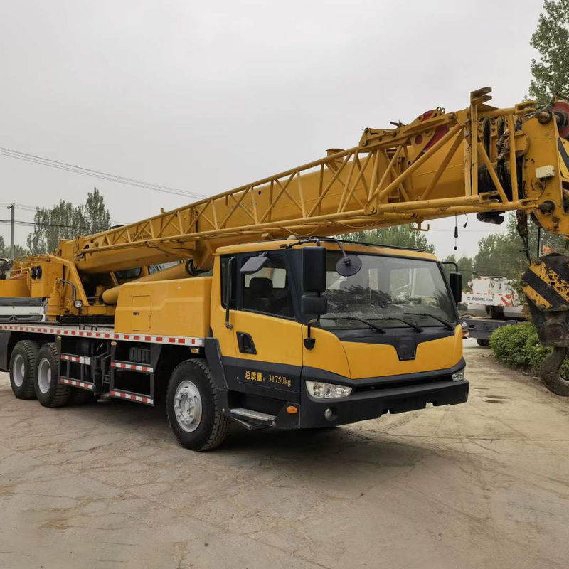 Max. hefbelasting 70 ton Gebruikte vrachtwagenkraan in goede staat en 2001-4000 werkuren