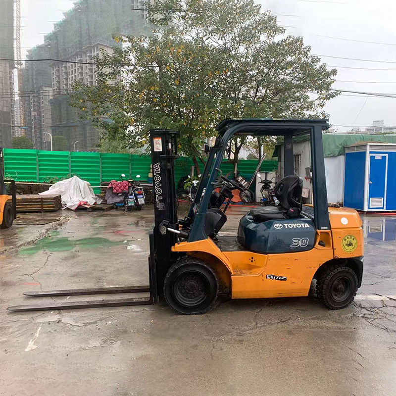 Dieselmotor Japan Toyota gebruikt 3 ton Triplex vorkheftruck voor magazijn materiaal handling