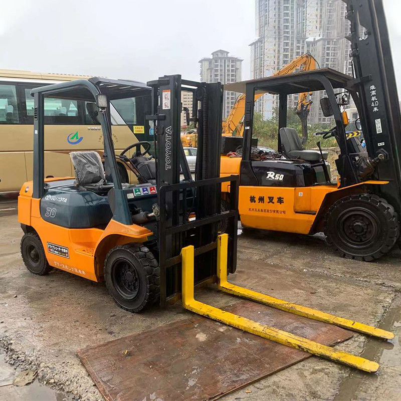 Dieselmotor Japan Toyota gebruikt 3 ton Triplex vorkheftruck voor magazijn materiaal handling