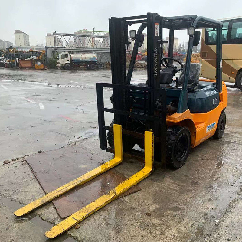 Dieselmotor Japan Toyota gebruikt 3 ton Triplex vorkheftruck voor magazijn materiaal handling