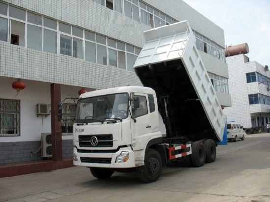 DONGFENG 6 wielen 4X2 dumper truck kleine tipper truck goede staat SINOTRUCK versnellingsbak