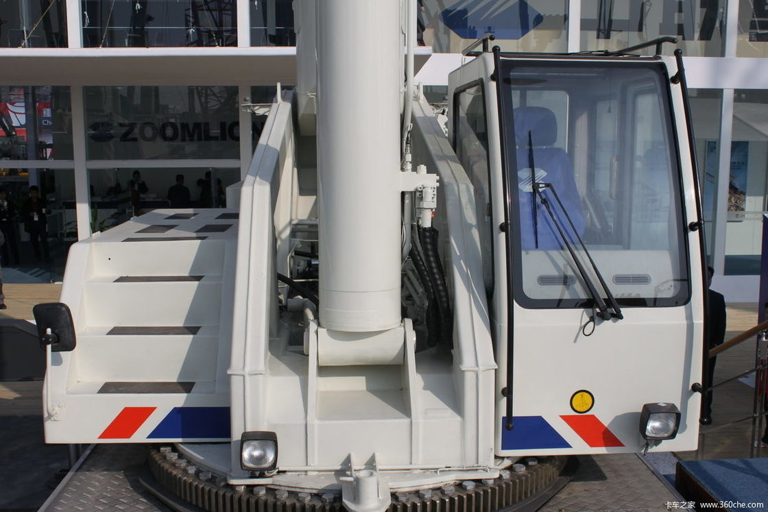 80 ton Gebruikte kraanmachine Zoomlion kraan vrachtwagen x3000 Lifting apparatuur voor de markt van de Verenigde Arabische Emiraten