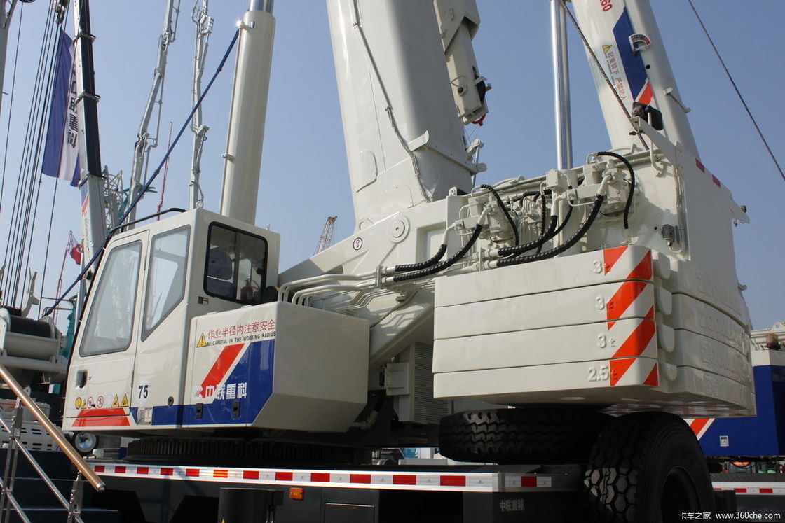 80 ton Gebruikte kraanmachine Zoomlion kraan vrachtwagen x3000 Lifting apparatuur voor de markt van de Verenigde Arabische Emiraten