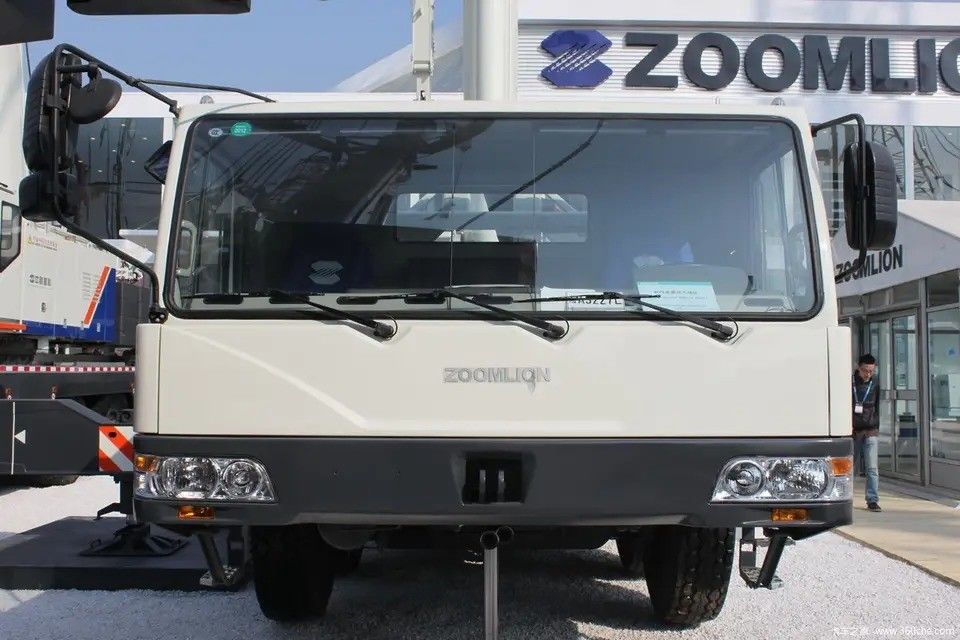 Gebruikte Zoomlion 80 ton kraan vrachtwagen x3000 Max. Lifthoogte 42,3M Werktijden 2001-4000