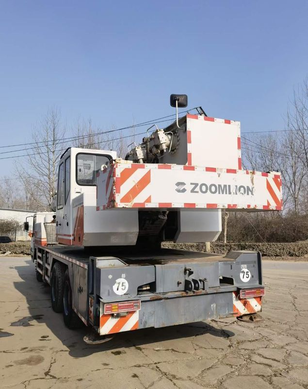 Gebruikte Zoomlion 80 ton kraan vrachtwagen x3000 Max. Lifthoogte 42,3M Werktijden 2001-4000