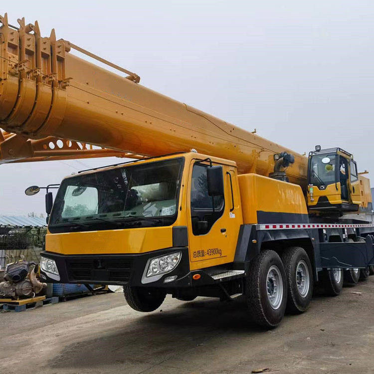 Gebruikte QY100 100 ton telescopische vrachtwagen kraan 58000 kg Gewicht 2001-4000 werkuren
