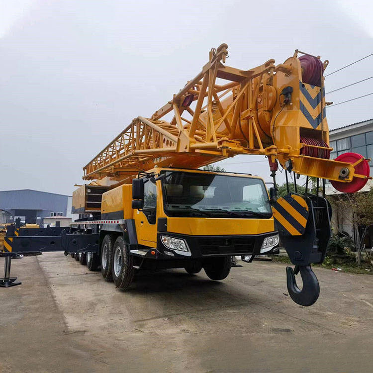 Gebruikte QY100 100 ton telescopische vrachtwagen kraan 58000 kg Gewicht 2001-4000 werkuren