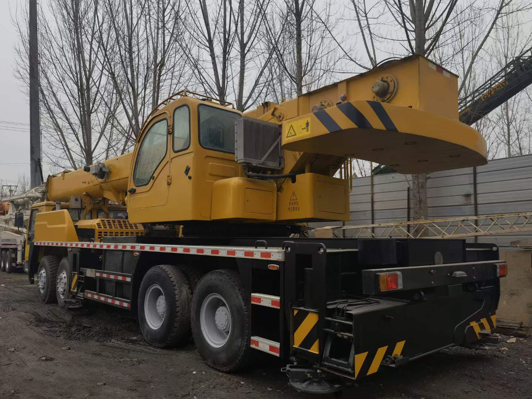 Chinese 25 ton vrachtwagen kraan gebruikt voor de architectuurindustrie Max. hefbelasting van 44