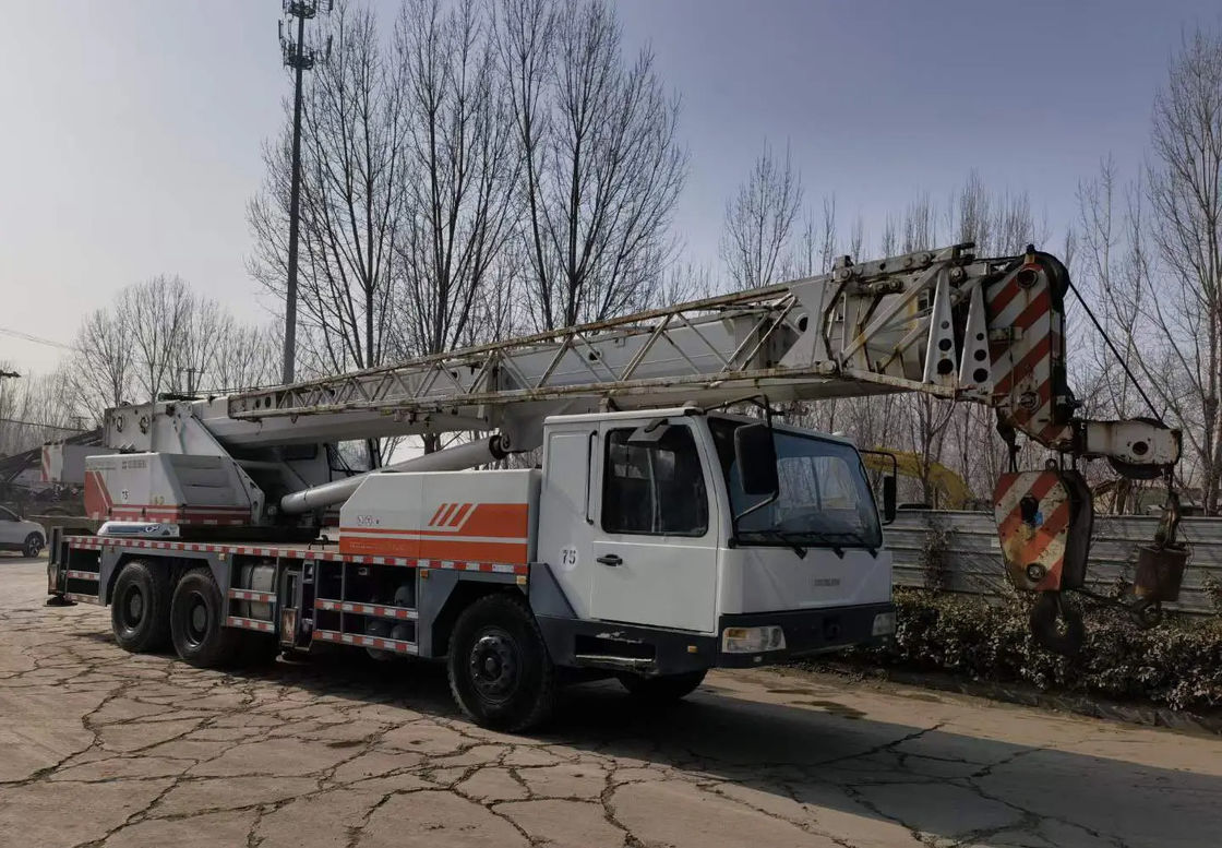 20 ton vrachtwagenkraan met 980KN.m maximaal nominale hefmoment in QY25V en witte kleur