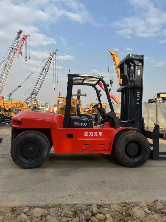Gebruikte Chinese HELI 10 ton diesel vorkheftruck met zijdelingse schakelaar Vertrouwd door veel bedrijven