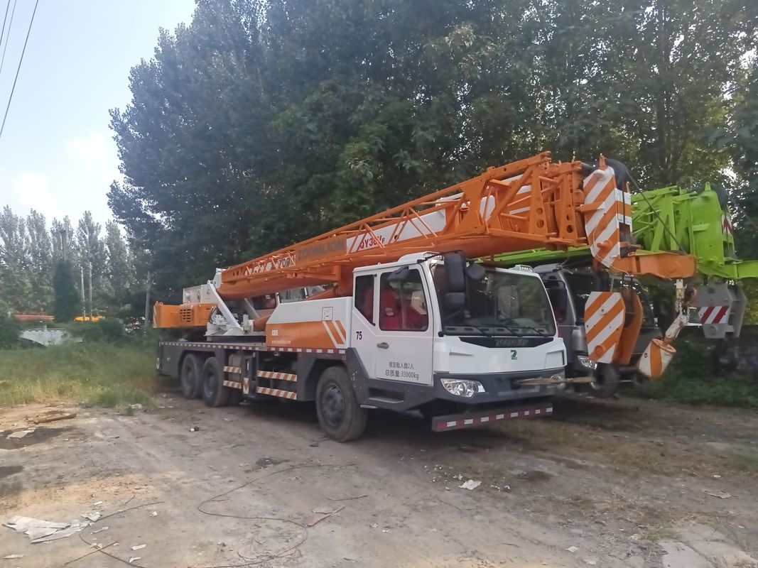 Gebruikte vrachtwagenkraan op maat met een minimale draaiband van 10,5 m Zoomlionkraan 30 ton 35 ton