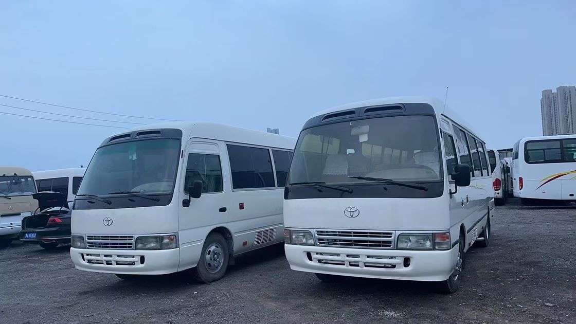 Top-rated linkshandig rijden Toyota Coaster Bus met 9.00R20 banden en 4L motorcapaciteit