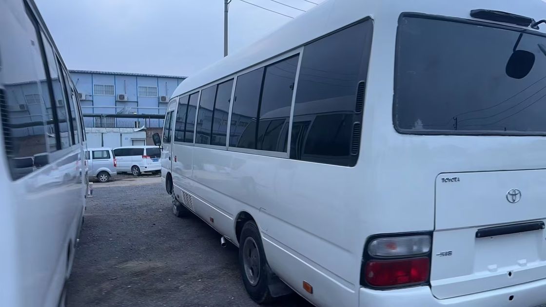 Top-rated linkshandig rijden Toyota Coaster Bus met 9.00R20 banden en 4L motorcapaciteit