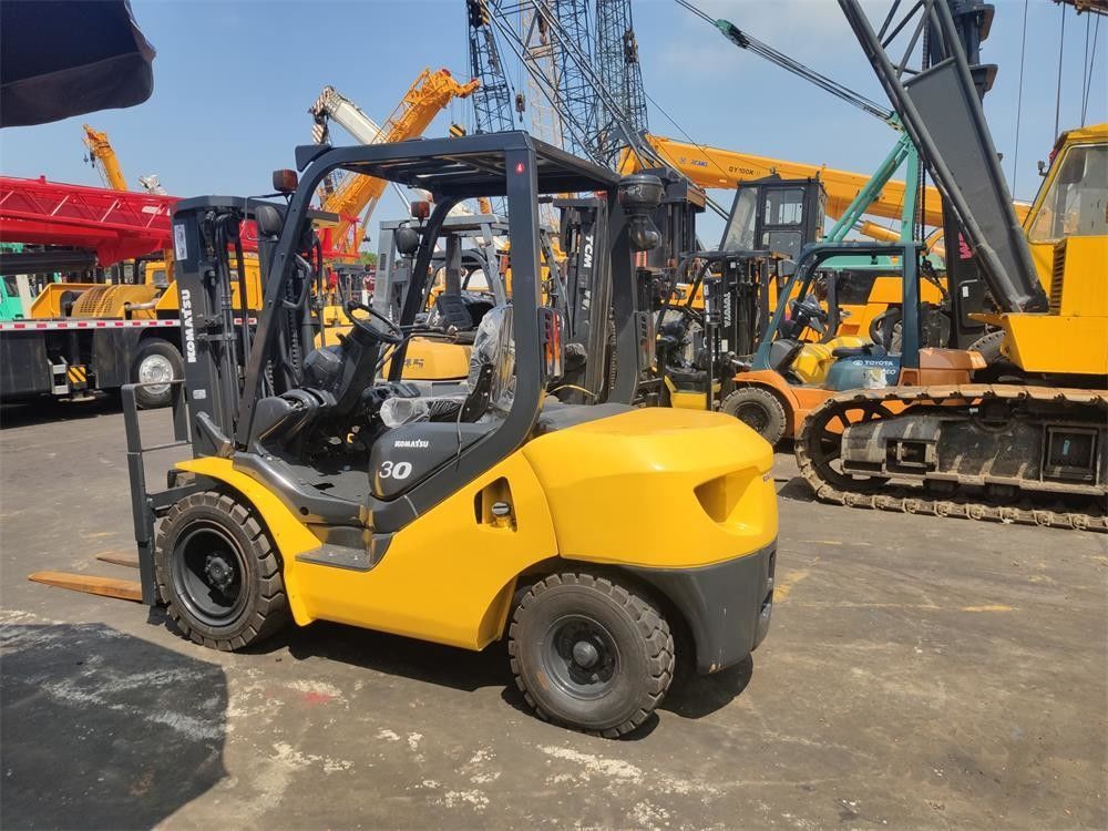 3000 kg hefgereedschap in goede staat Komatsu vorklift voor uw bedrijf