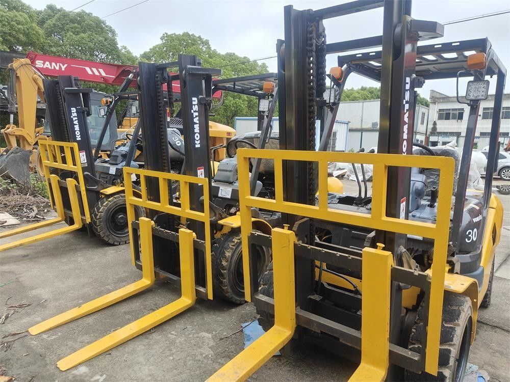 3000 kg hefgereedschap in goede staat Komatsu vorklift voor uw bedrijf