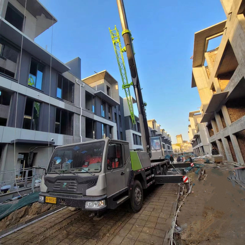 Velociteit en maximale werkingssnelheid 80 km/h Verkoop Zoomlion kraan 25 ton vrachtwagen kraan