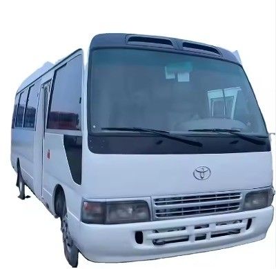 Betaalbare linksafrijdende Toyota Coaster Bus met 9.00R20 banden en 113/5200 Max Power