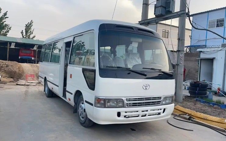 Betaalbare linksafrijdende Toyota Coaster Bus met 9.00R20 banden en 113/5200 Max Power