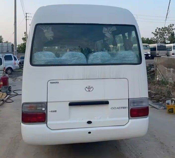 Betaalbare linksafrijdende Toyota Coaster Bus met 9.00R20 banden en 113/5200 Max Power