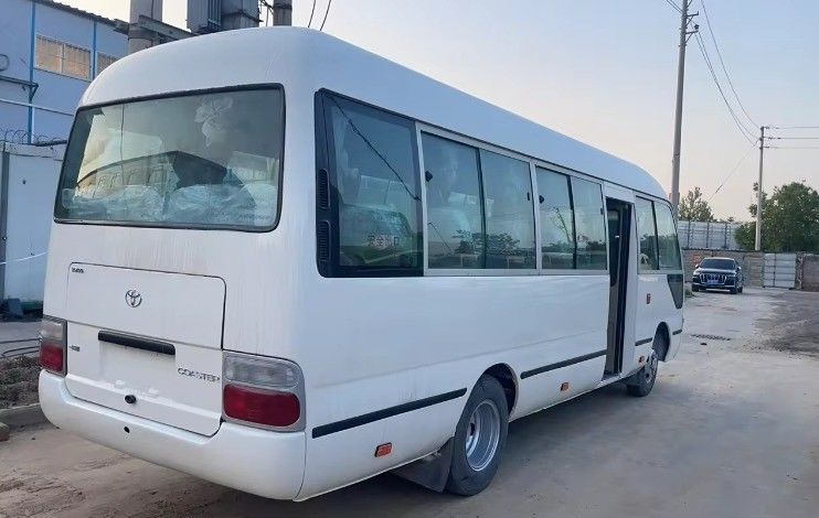Betaalbare linksafrijdende Toyota Coaster Bus met 9.00R20 banden en 113/5200 Max Power