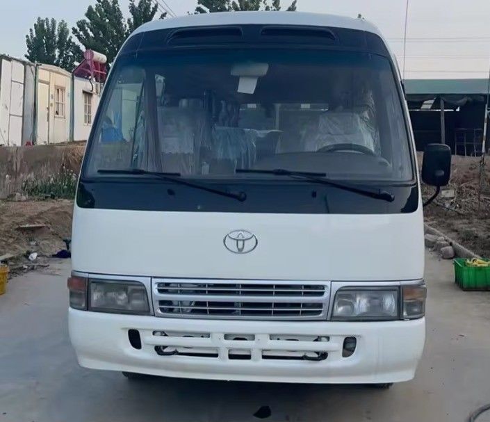 Betaalbare linksafrijdende Toyota Coaster Bus met 9.00R20 banden en 113/5200 Max Power