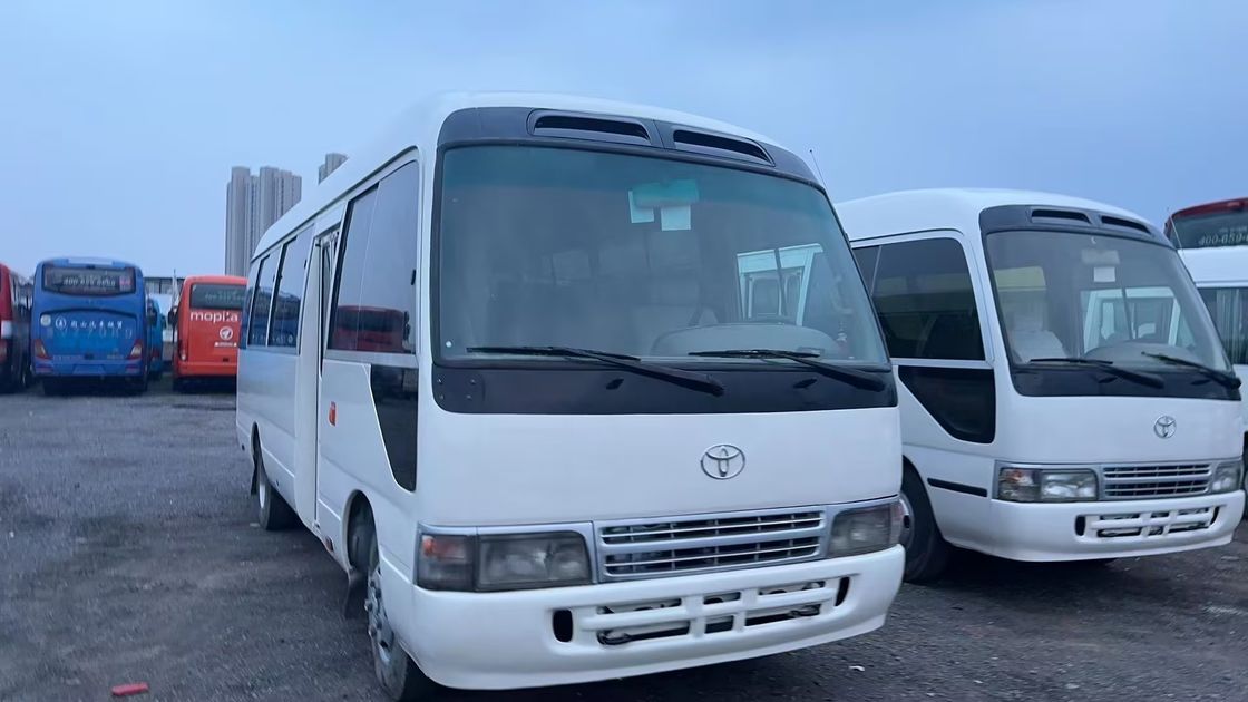 Linksgestuurde Toyota Coaster Bus met 9.00R20 banden en 4L motorcapaciteit