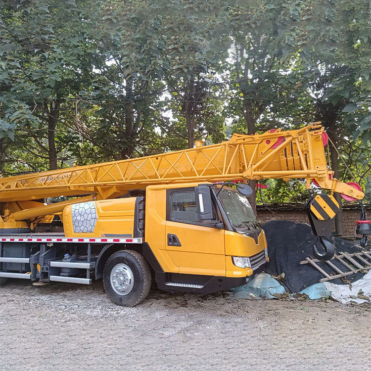 25 ton QY25 Teleskopische mobiele kraan Maximale hoogte 39,21m Hydraulische vouwtruckkraan