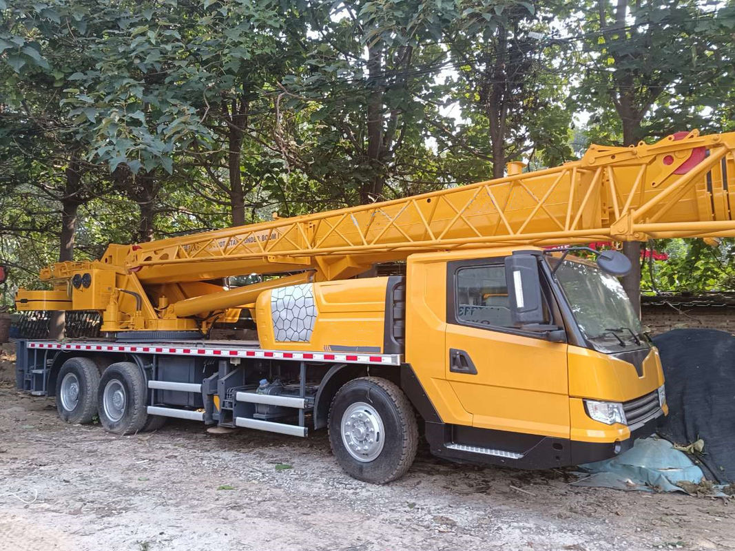 25 ton QY25 Teleskopische mobiele kraan Maximale hoogte 39,21m Hydraulische vouwtruckkraan