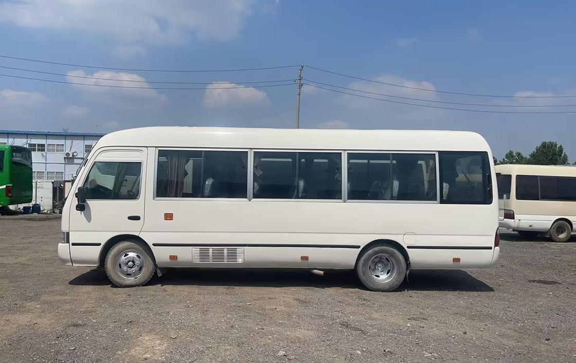 7m 30 zitplaatsen Toyo Ta Coaster Bus Motor Capaciteit 4L Algemene afmetingen mm 7725x2000x2600