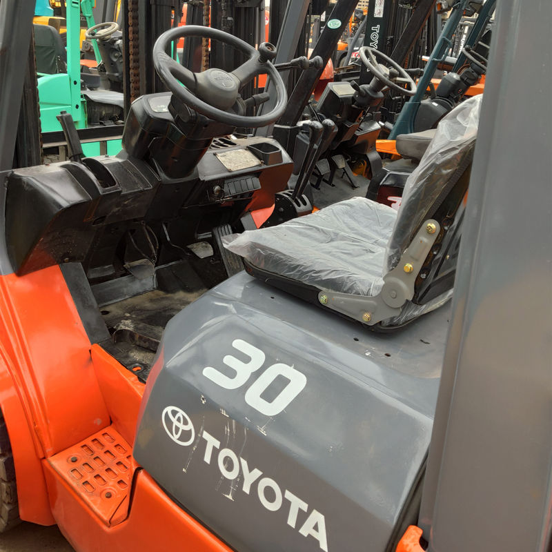 Gebruikte 3 ton diesel vorklift FD30 Toyota met originele kleur en werktijden 2001-4000