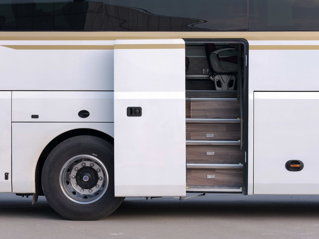 50 zitplaatsenbus met motor met linkshandige aandrijving met een capaciteit van 8L
