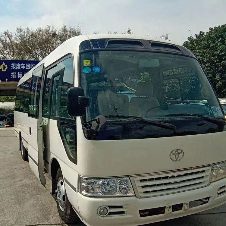 24 zitplaatsen Passagiersbus Toyota Coaster Bus in Japan Comfortabele stijl 7005*2040*2785mm