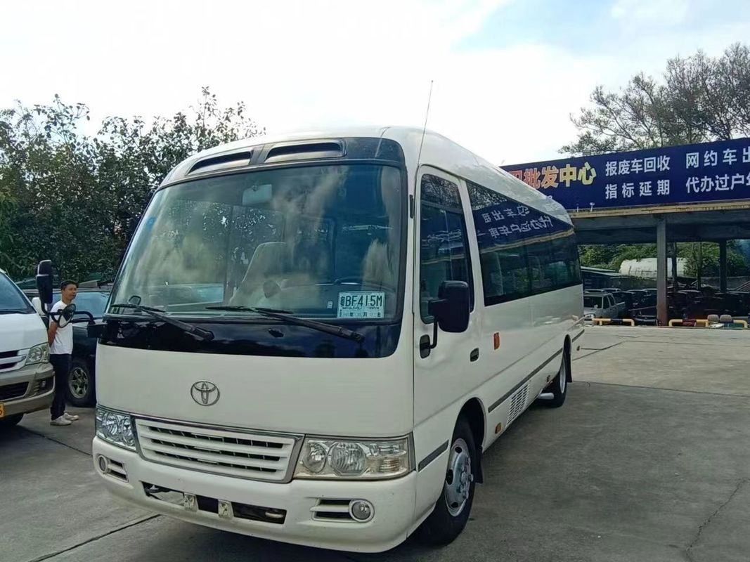 24 zitplaatsen Passagiersbus Toyota Coaster Bus in Japan Comfortabele stijl 7005*2040*2785mm