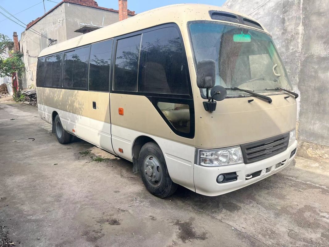 Goedkope Toyota Coaster 30 zitplaatsen Bus links Gebruikt 2020 model met motorcapaciteit 4L